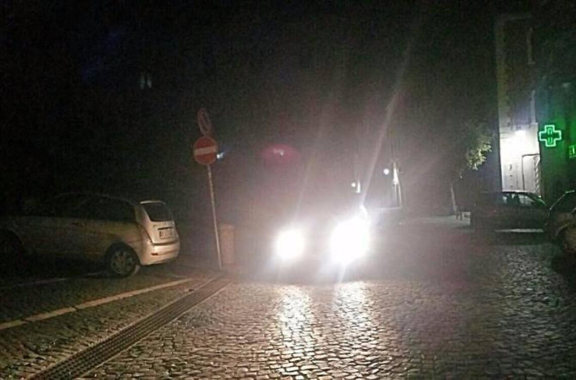 Piazza Giovanni XXIII ancora al buio