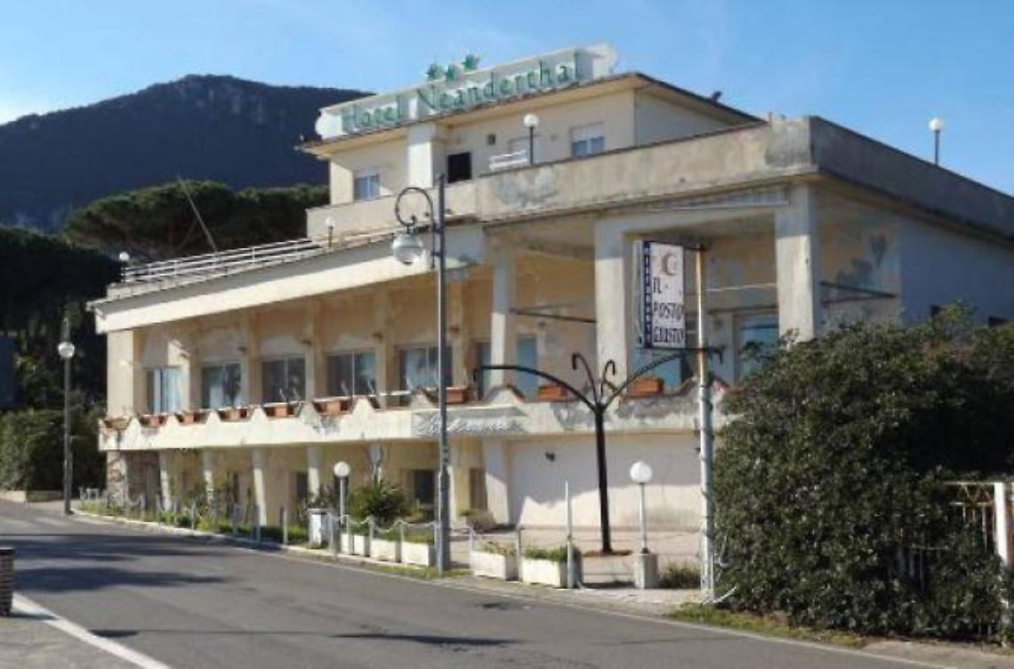 Migranti nell'Hotel Neanderthal, ecco perchè si tratta di un progetto "impossibile"