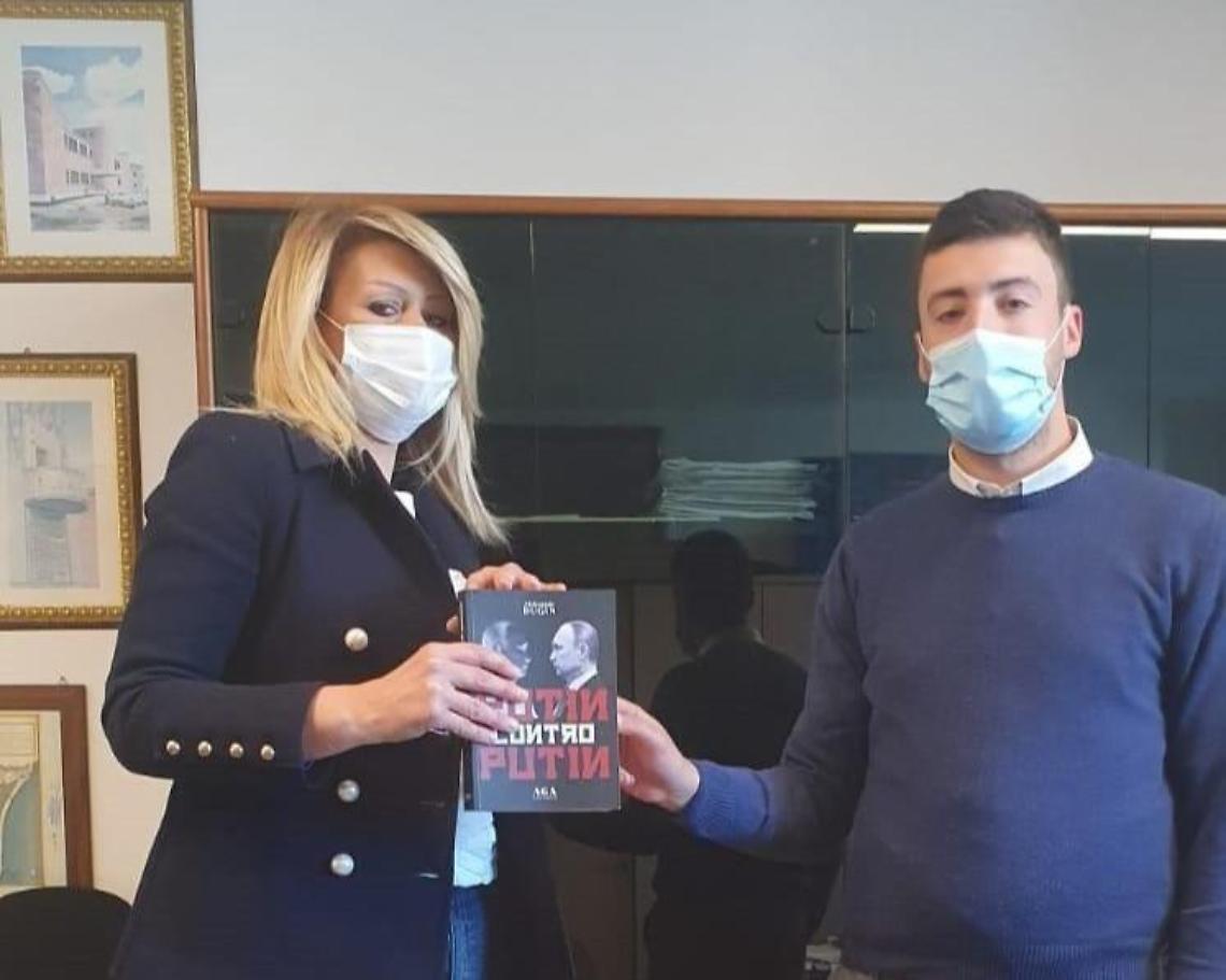 La consigliera Renzi consegna il libro di Dugin all'assessore Martino