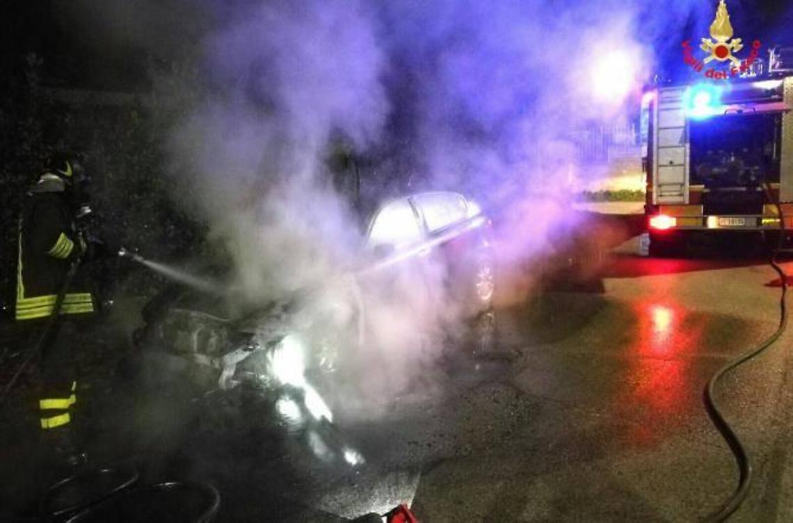 Accende l'auto e il veicolo prende fuoco, paura sulla Provinciale