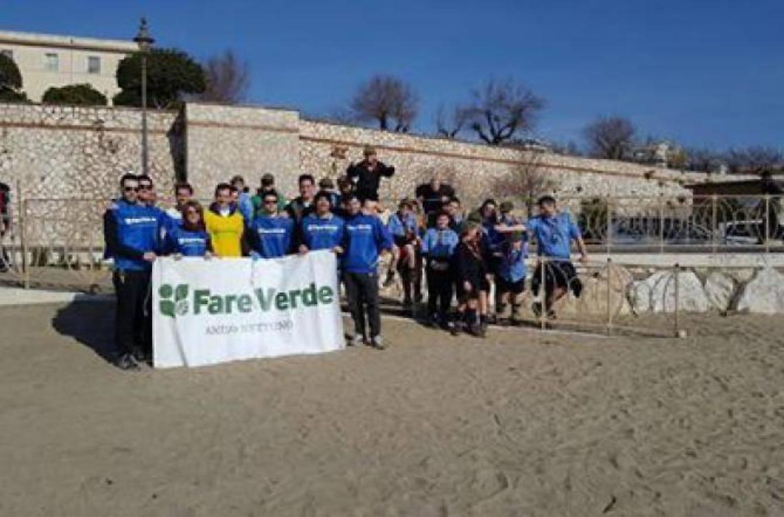 "Fare Verde" si mobilita e ripulisce la spiaggia