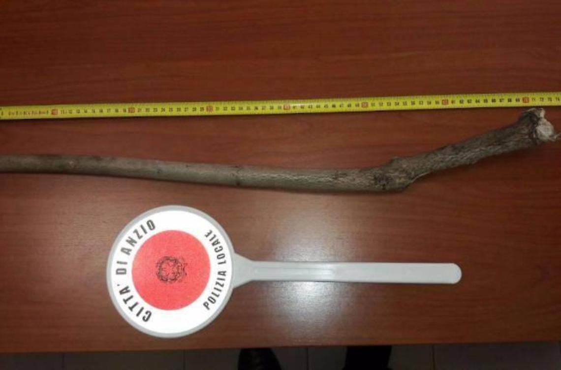 Anziano picchiato a Lavinio, trovato il bastone usato dagli aggressori