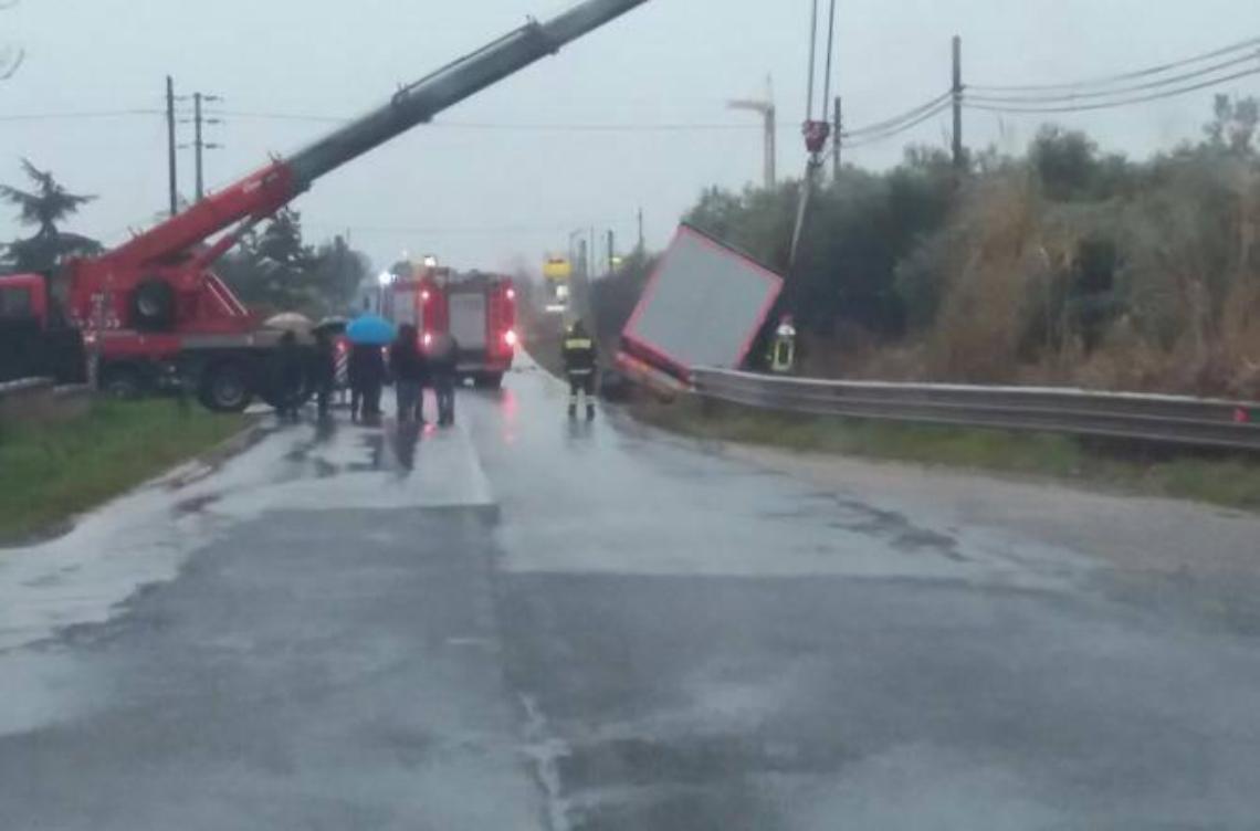 Finisce col camion nel canale, illeso
