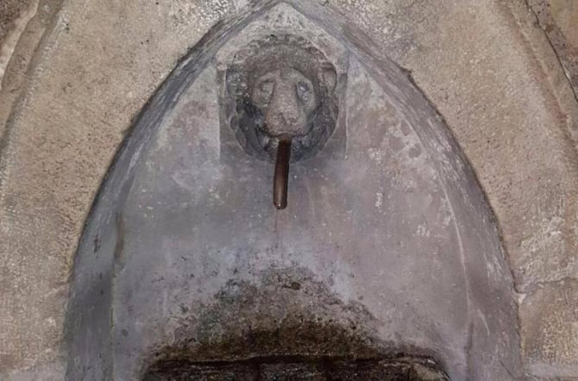 Danneggiata la storica fontana di piazza Colonna