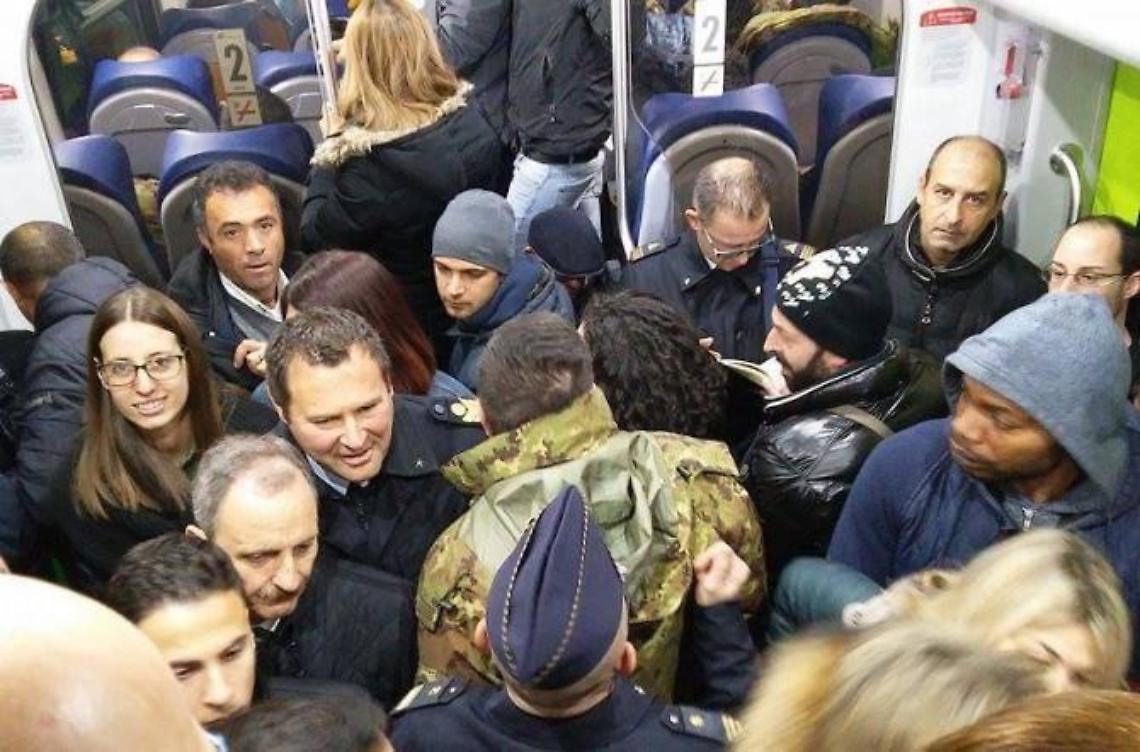 Due sindaci in stazione per incontrare i pendolari