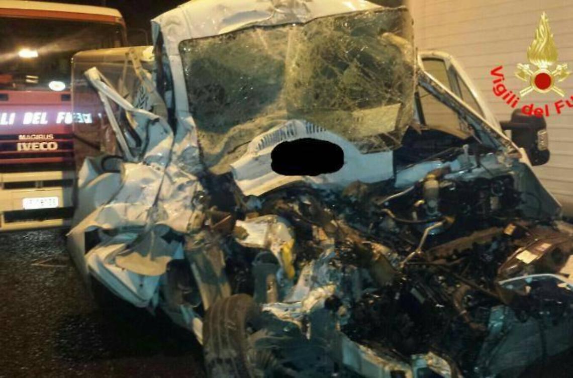 Terribile schianto in galleria, due feriti e disagi al traffico