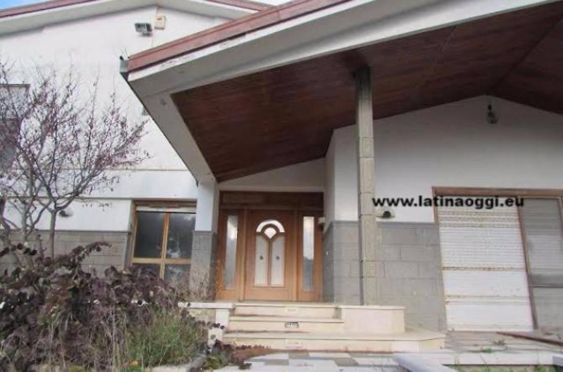 Villa confiscata e abbandonata a se stessa