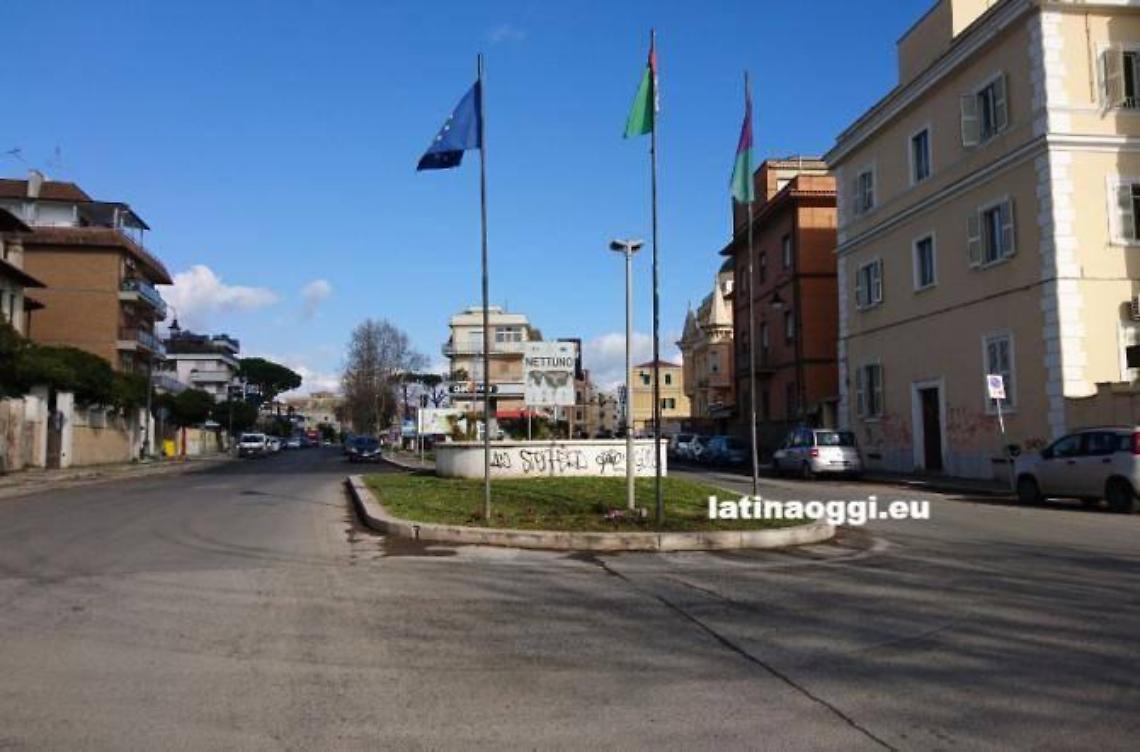 Vandali in azione all'ingresso della citt&agrave;, imbrattata una fontana