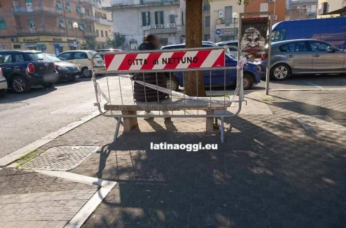 Panchine pericolose in piazza Garibaldi