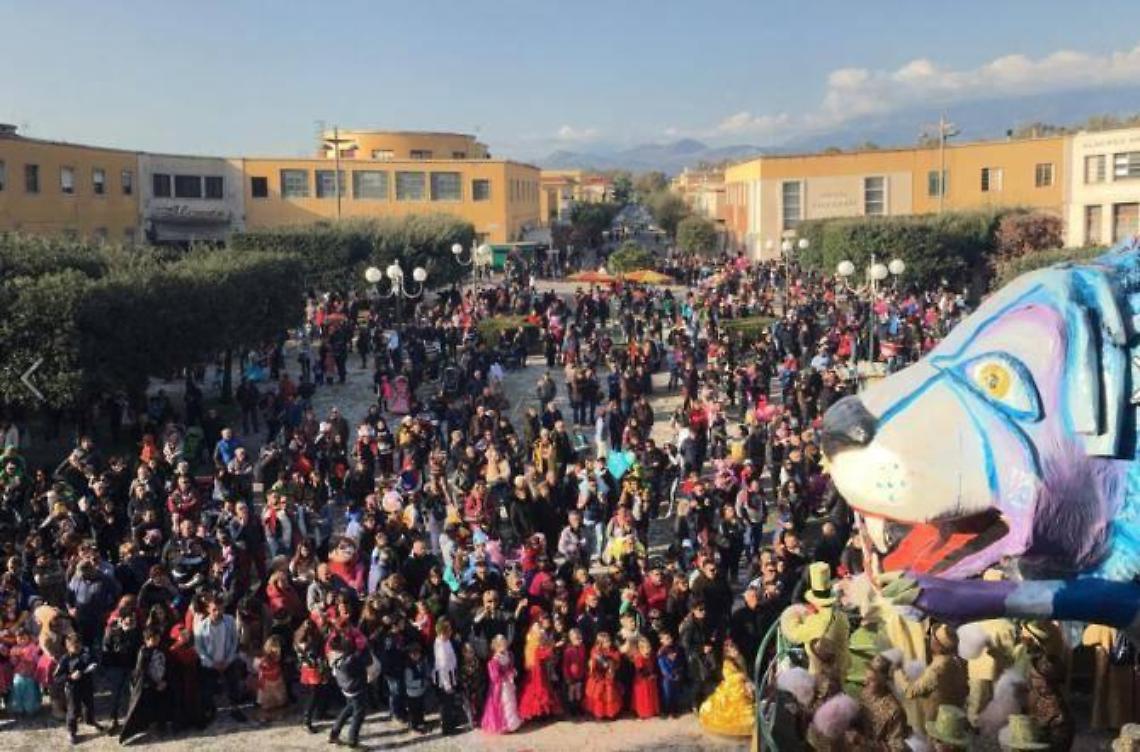 Carnevale, festa  per le vie del centro e sfilata dei carri
