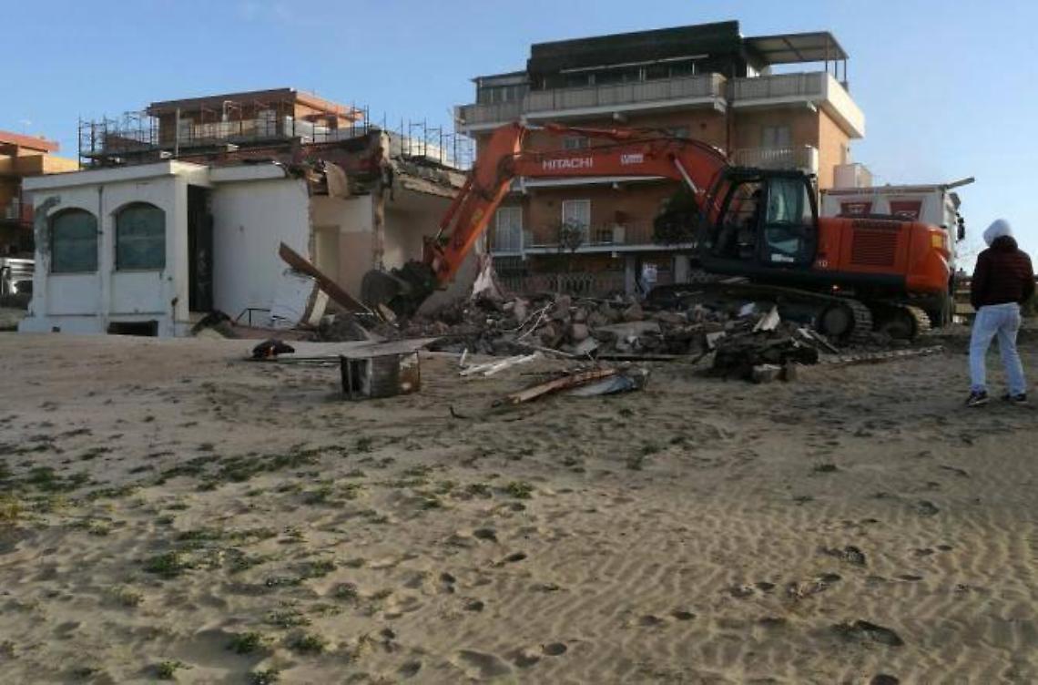 Ripartono le demolizioni sul Lungomare