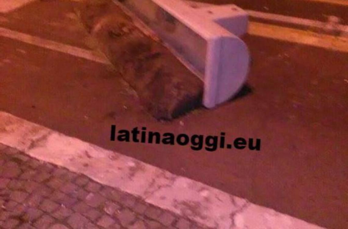 Ribaltata una delle fioriere di piazza del Popolo