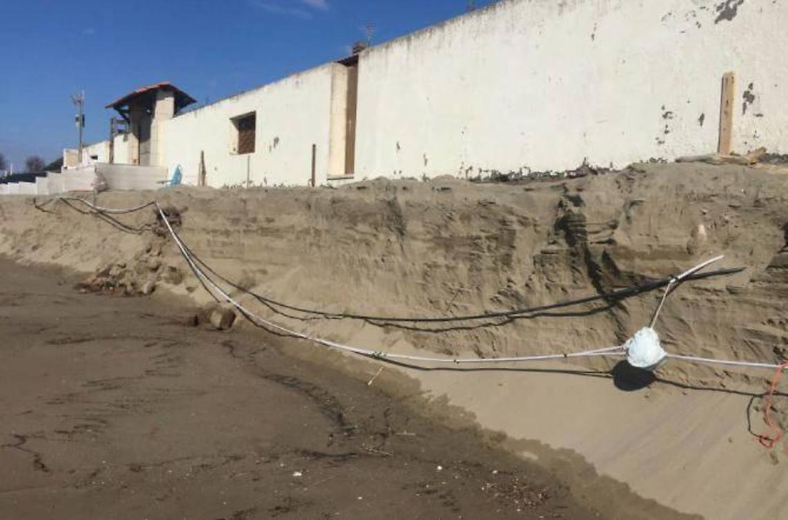 Il mare "inghiotte" quintali di sabbia: scalino di due metri tra la battigia e le abitazioni