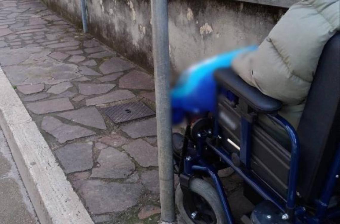 Mobilit&agrave; a ostacoli, disabile "prigioniero" 