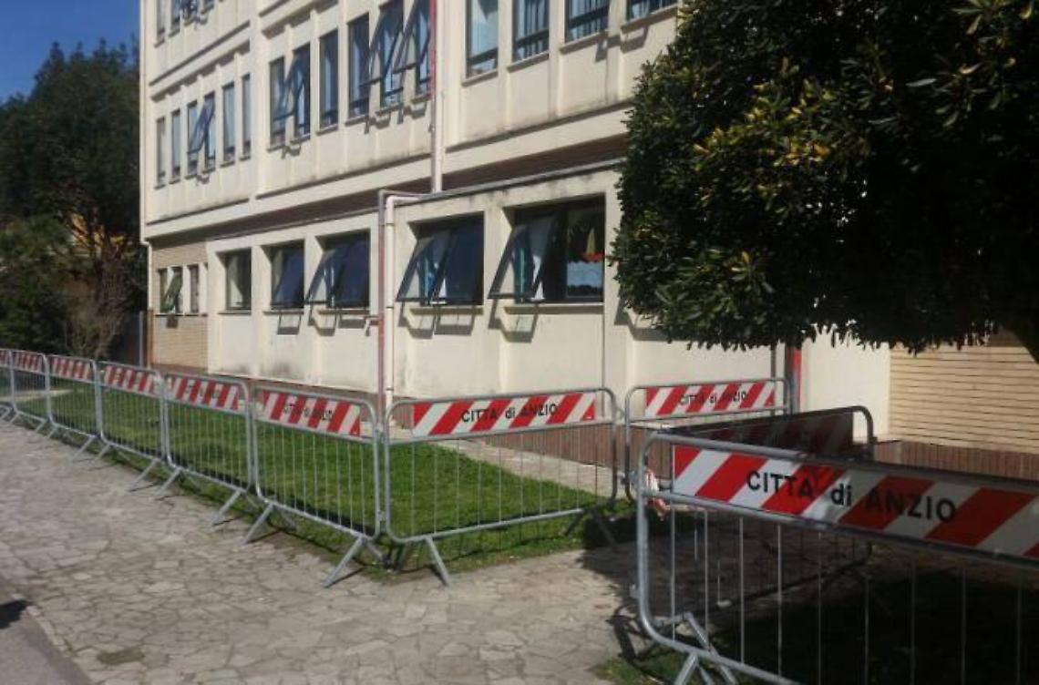 Cade una finestra nel cortile della scuola, paura in via Ambrosini