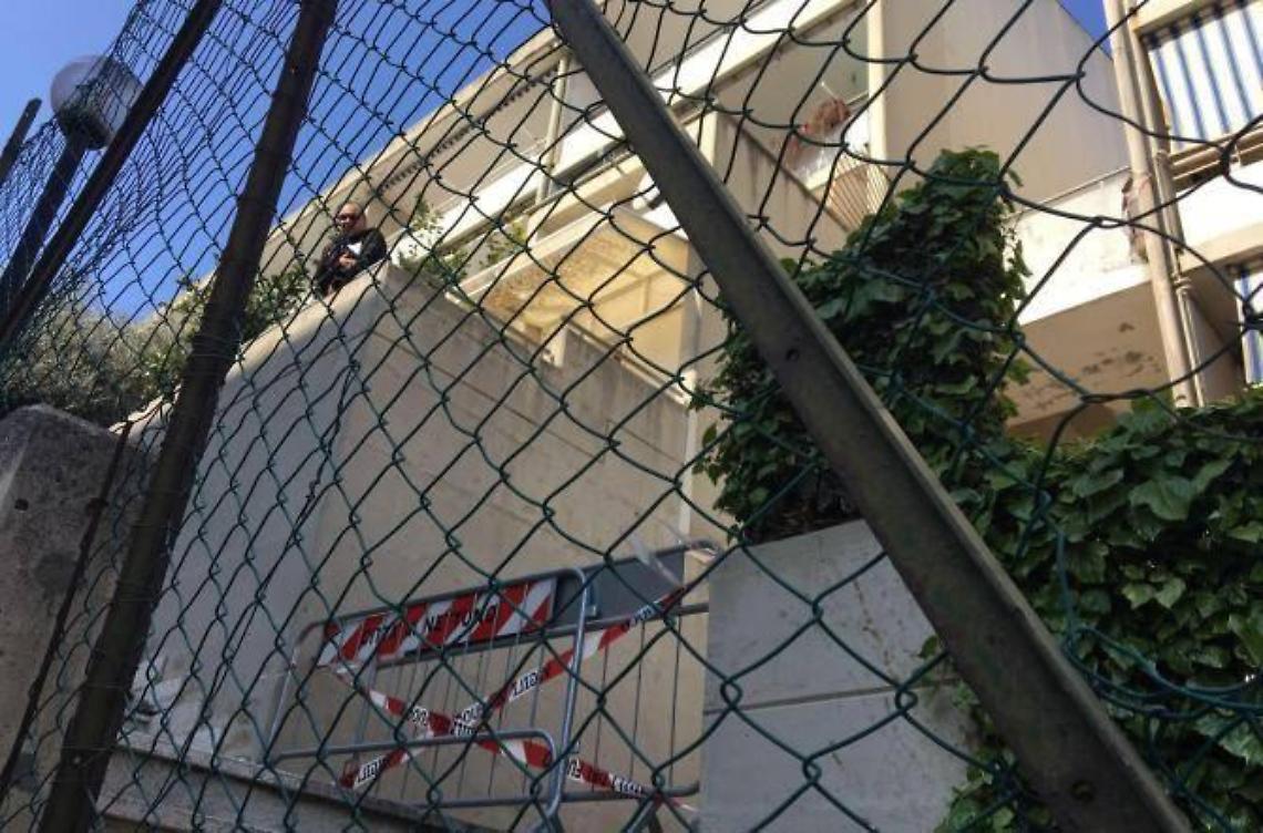 Si staccano calcinacci, paura in via Livatino