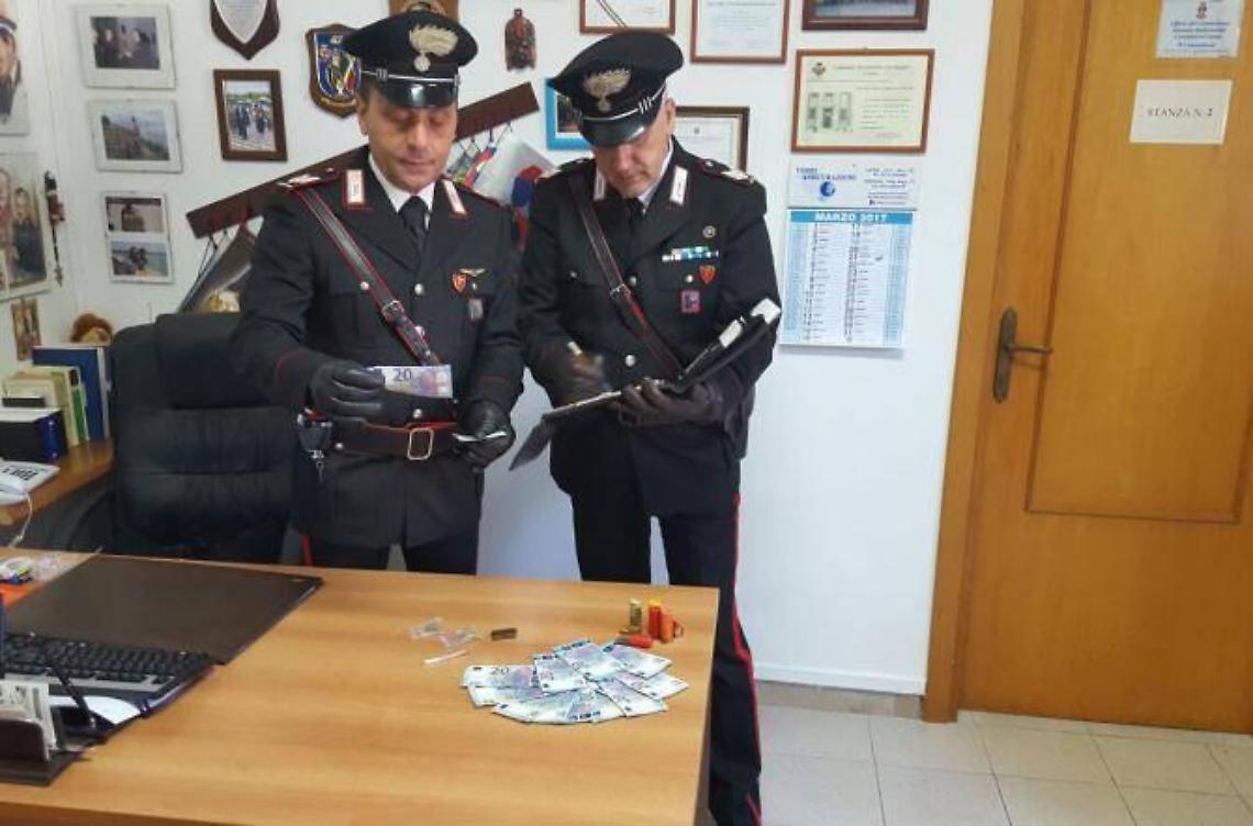 Soldi falsi e droga, nei guai due ragazzi di 20 anni