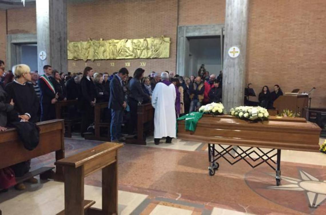 L'abbraccio commosso a Nando Mazza