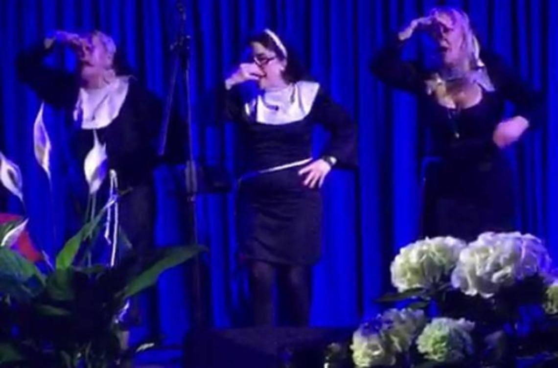 Satira di dubbio gusto durante la serata benefica