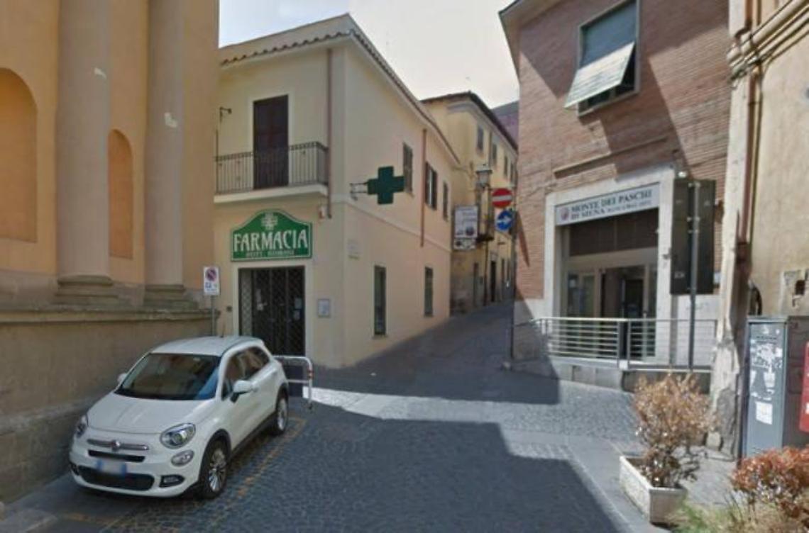 A volto coperto e con la pistola in pugno: rapinata la farmacia di via Gabrielli