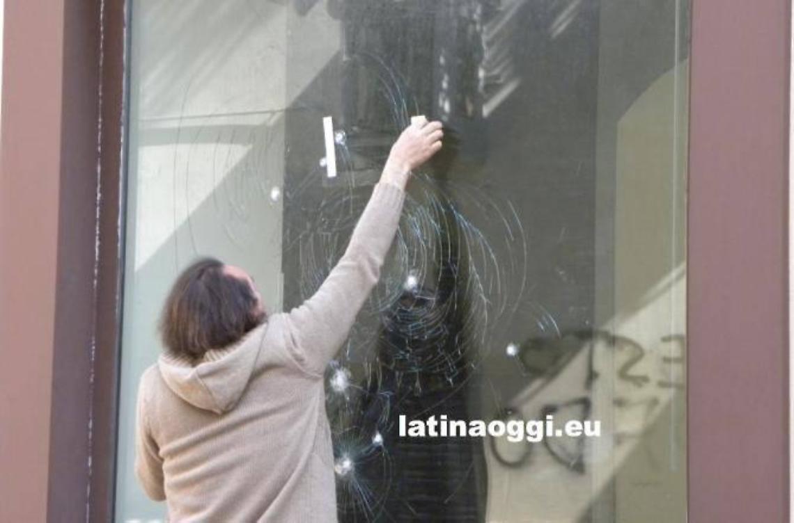 Picconate contro la vetrina, indagini a Fondi