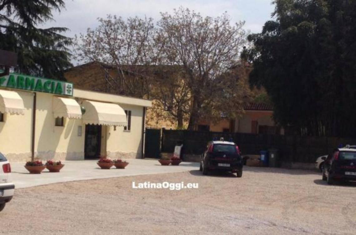Rapina a mano armata in farmacia, è caccia all'uomo