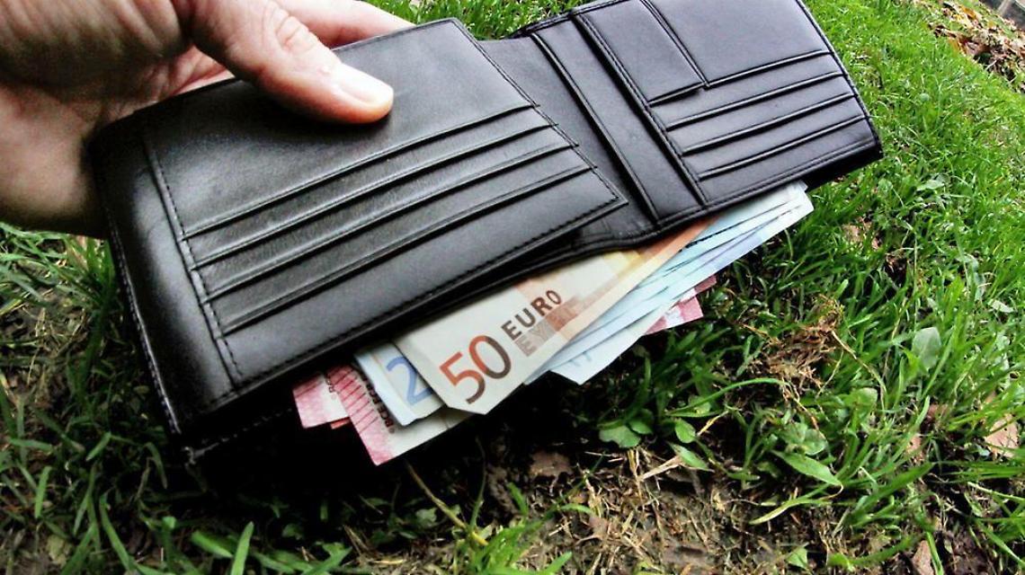 Trova un portafogli mentre taglia l'erba e lo riconsegna