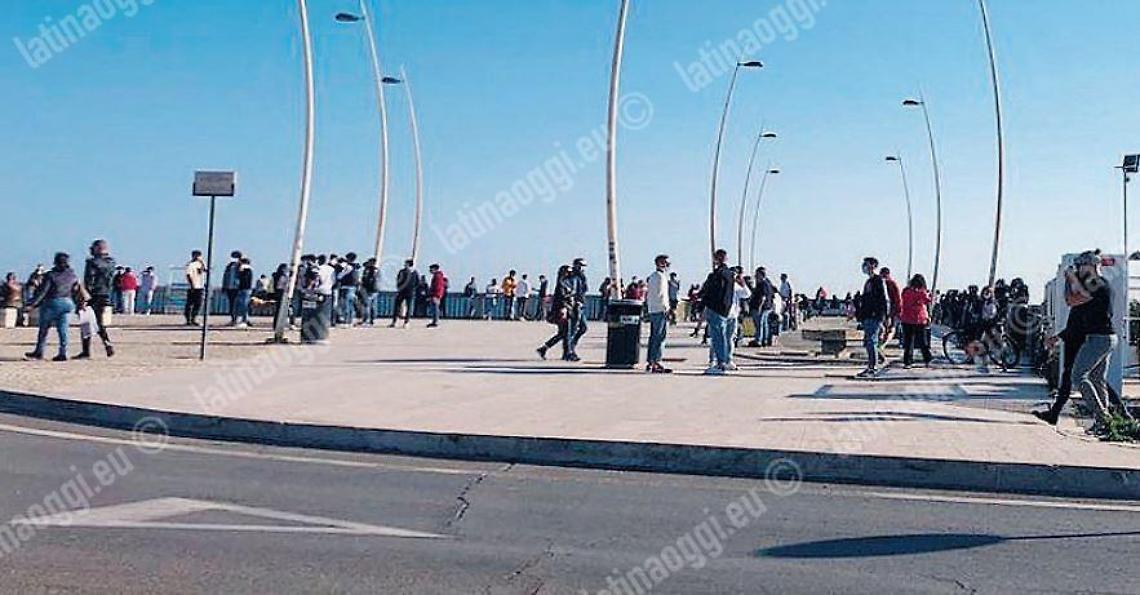 Covid, contagi in salita ma strade e piazze piene di gente