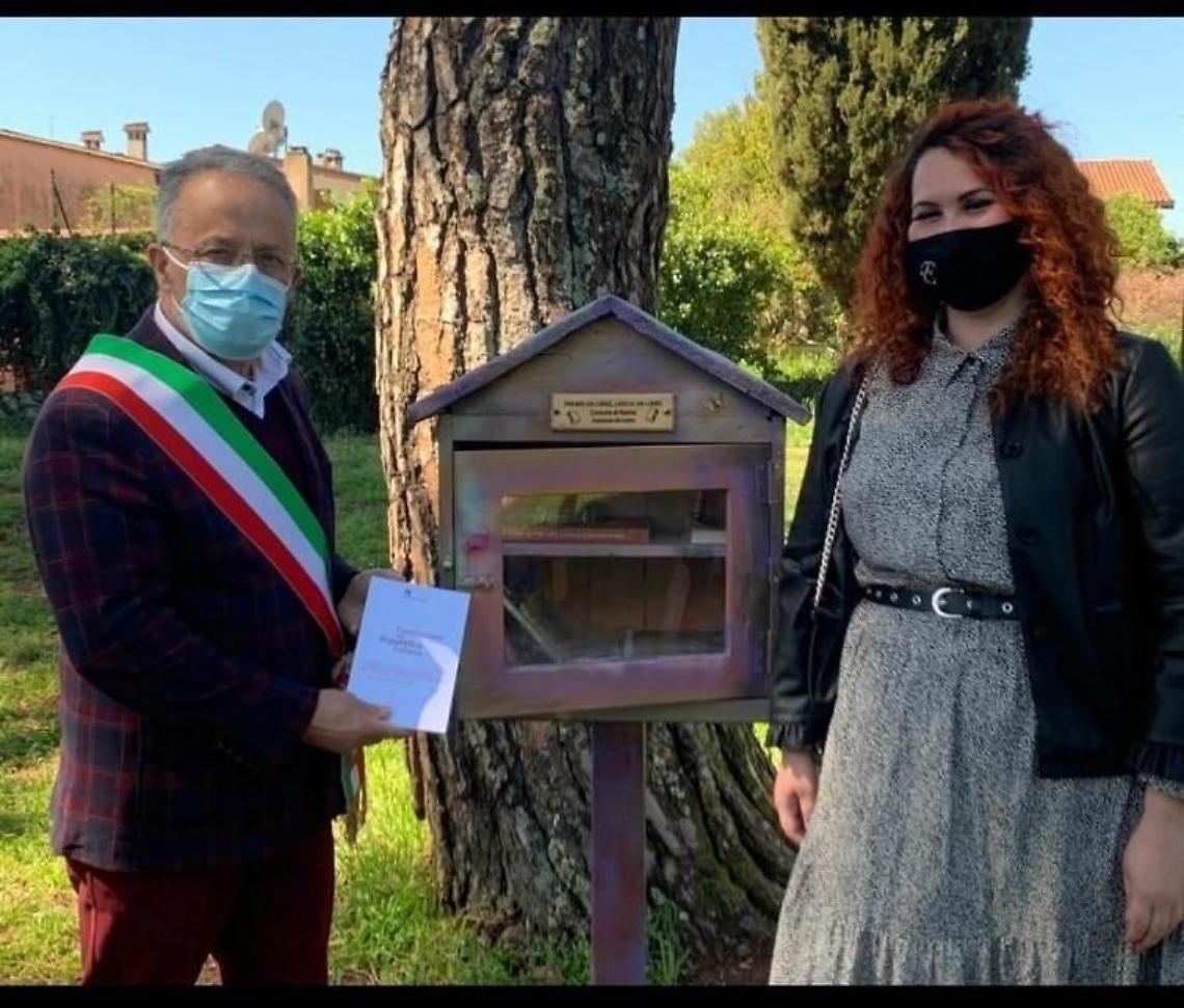Una casetta dei libri al parco per diffondere cultura