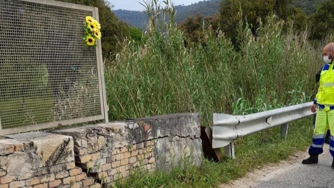 Sbatte contro un ponte che rischia di crollare. Bloccata la linea ferroviaria