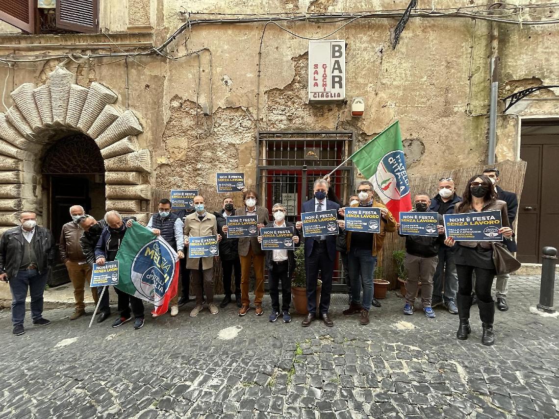 1° maggio, flash mob di Fratelli d'Italia a Sezze: non è festa senza lavoro