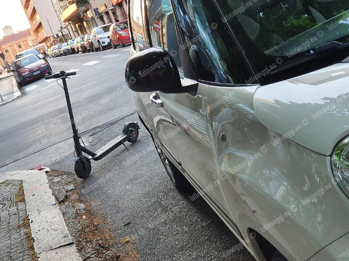 In due sul monopattino urtano un'auto contromano