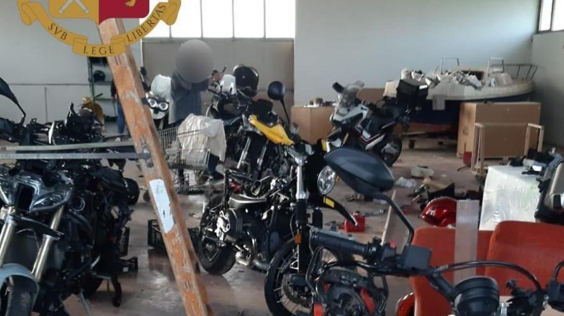 La polizia ha trovato un capannone pieno di moto rubate