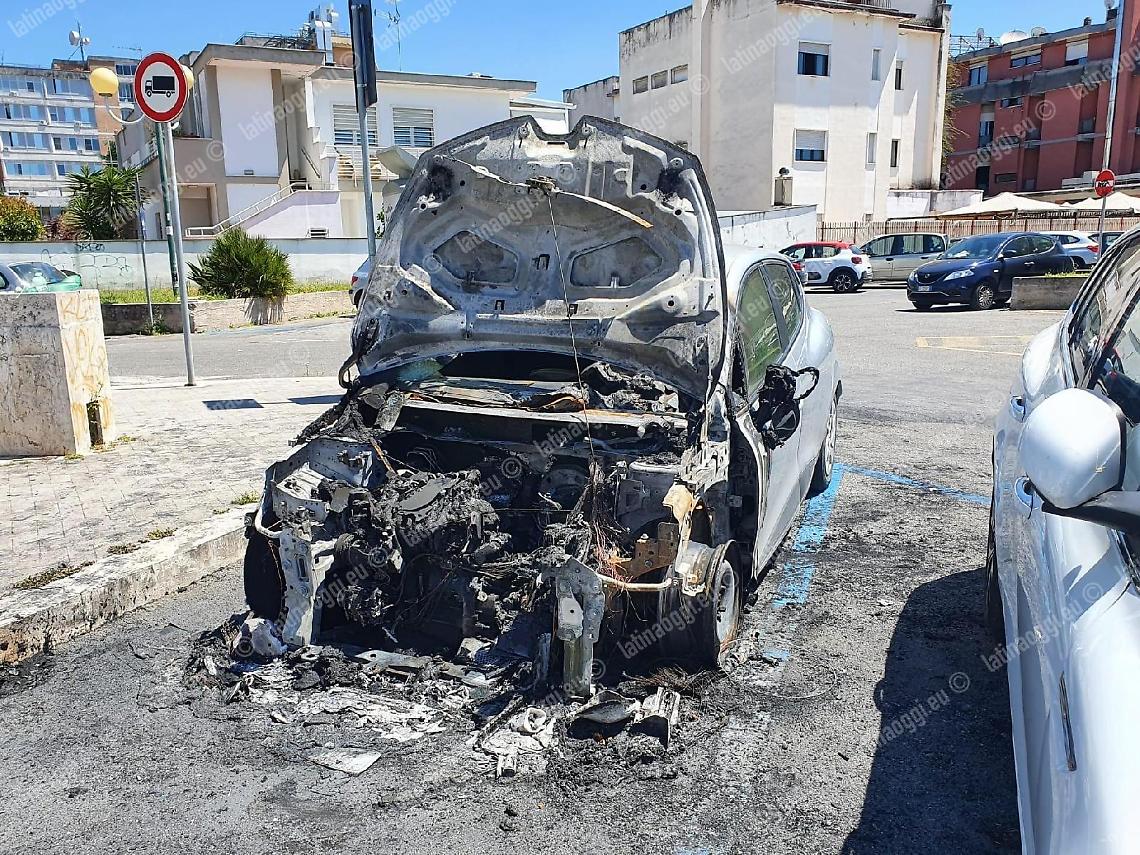 Un'altra auto distrutta dal fuoco nel centro città.  Giallo sulle cause