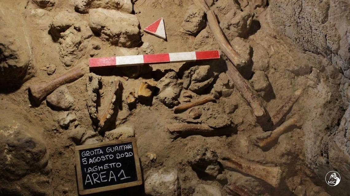 Grotta Guattari,  indicatore sul livello del mare