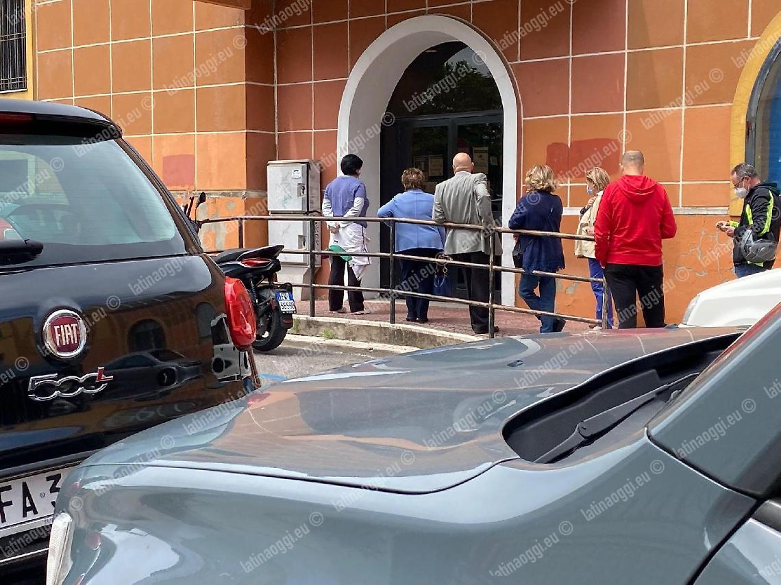 Voglia di teatro: lunga fila per l'abbonamento al "Moderno"