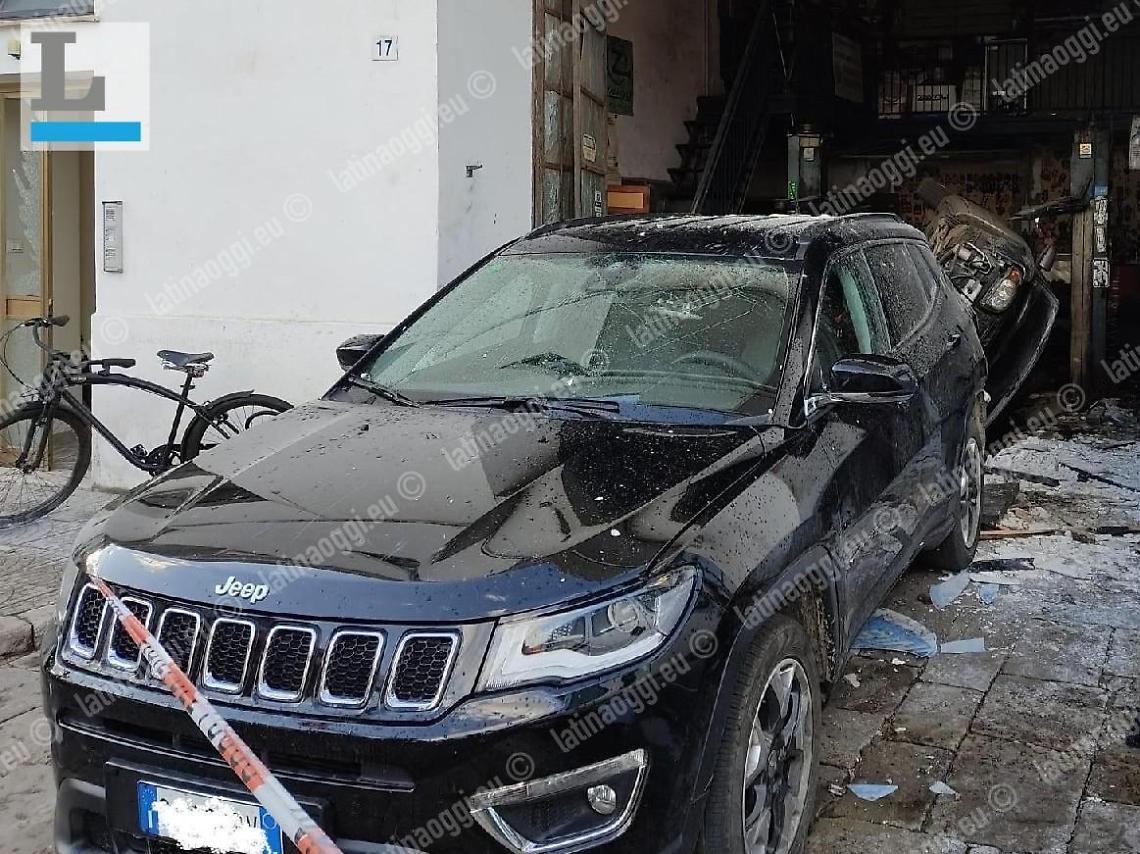Esplosione, l'operaio resta grave. Accertamenti sulle cause dell'incidente