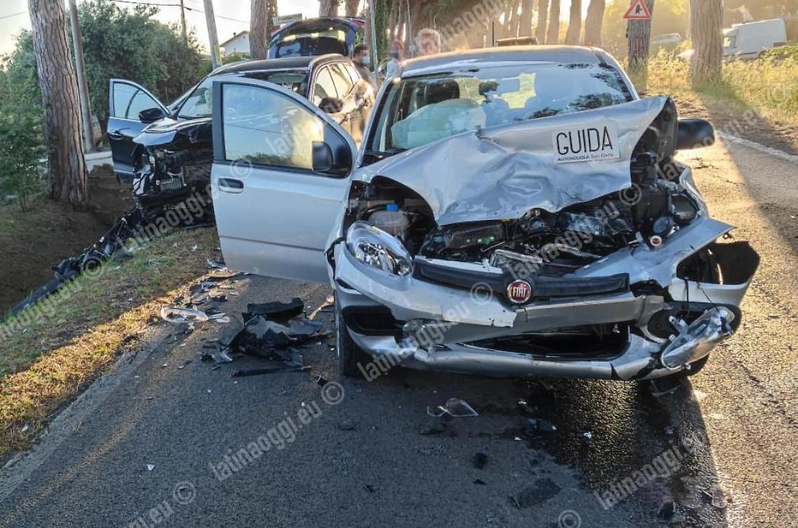 Frontale tra due auto, soccorsi per un uomo