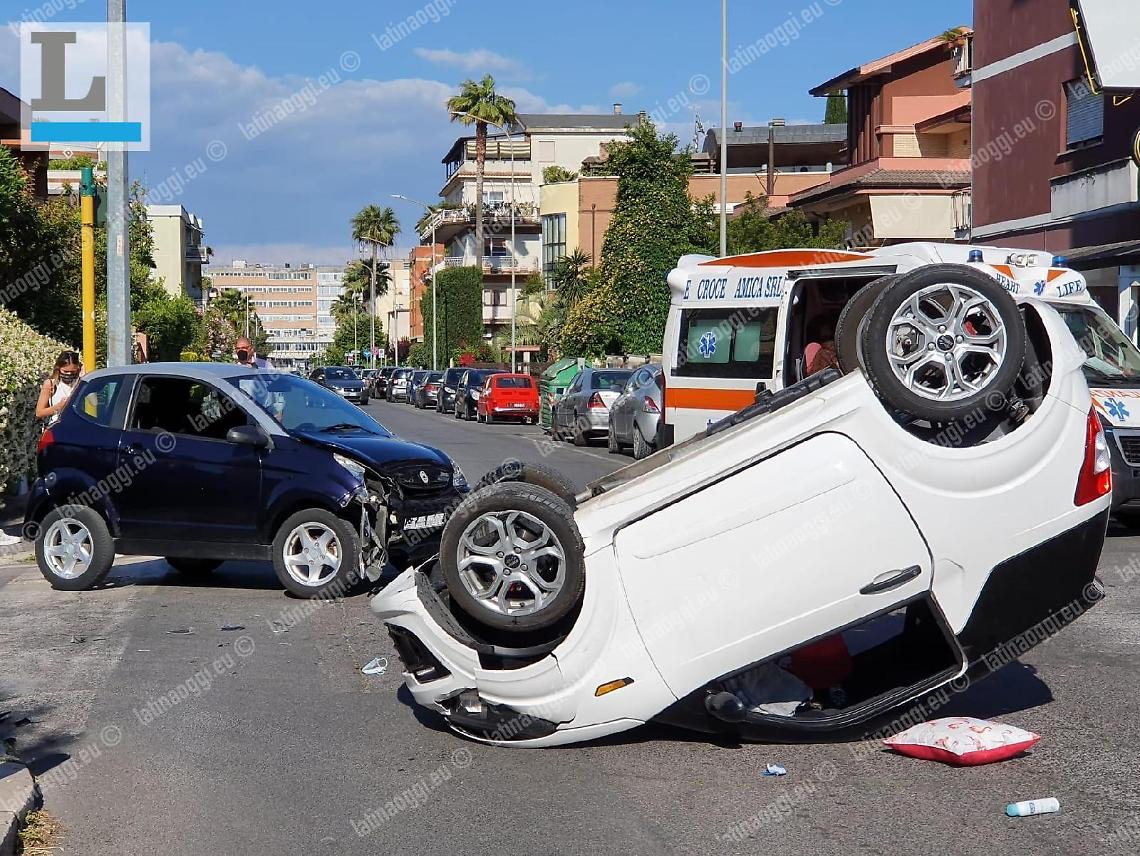 Scontro tra due microcar, una si ribalta