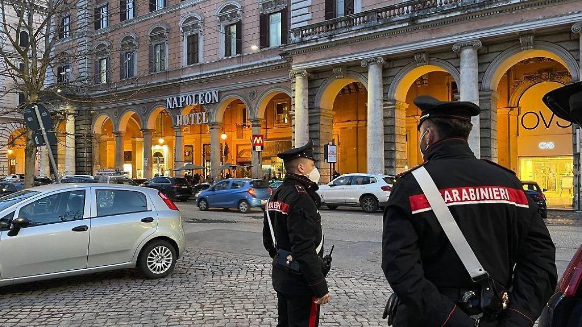 Aggredisce i carabinieri dopo la lite, arrestato un 21enne