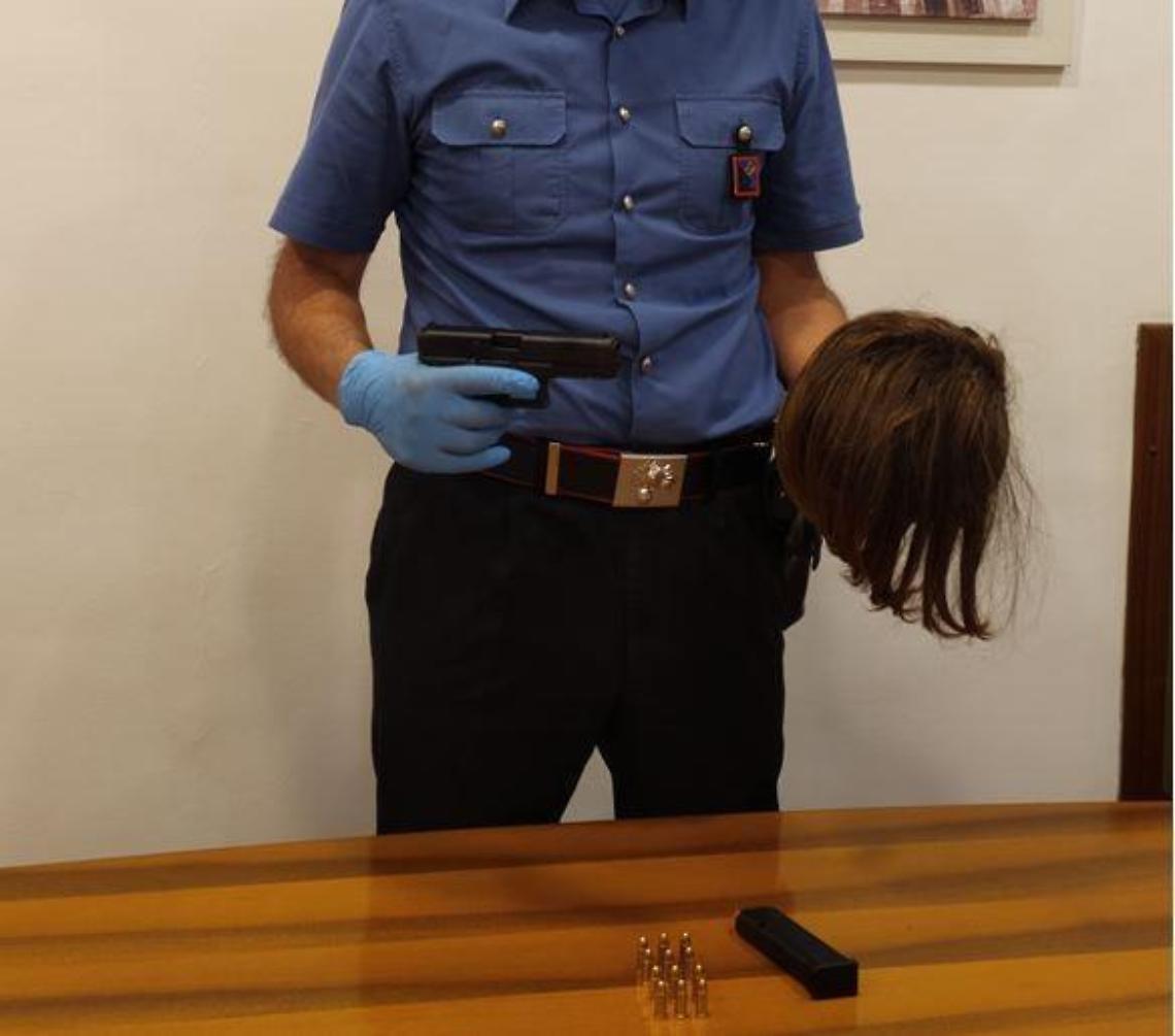 Non si ferma all'alt, inseguito e trovato in possesso di una pistola: arrestato