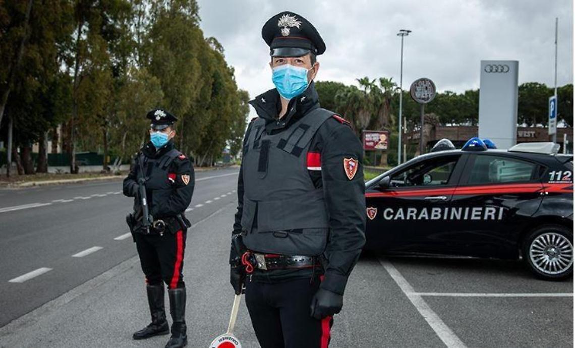 Lo fermano a bordo di un'auto rubata, denunciato per ricettazione