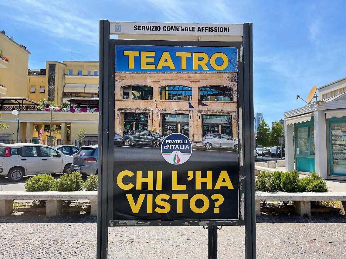 Teatro, chi l'ha visto? La campagna affissioni di Fratelli d'Italia
