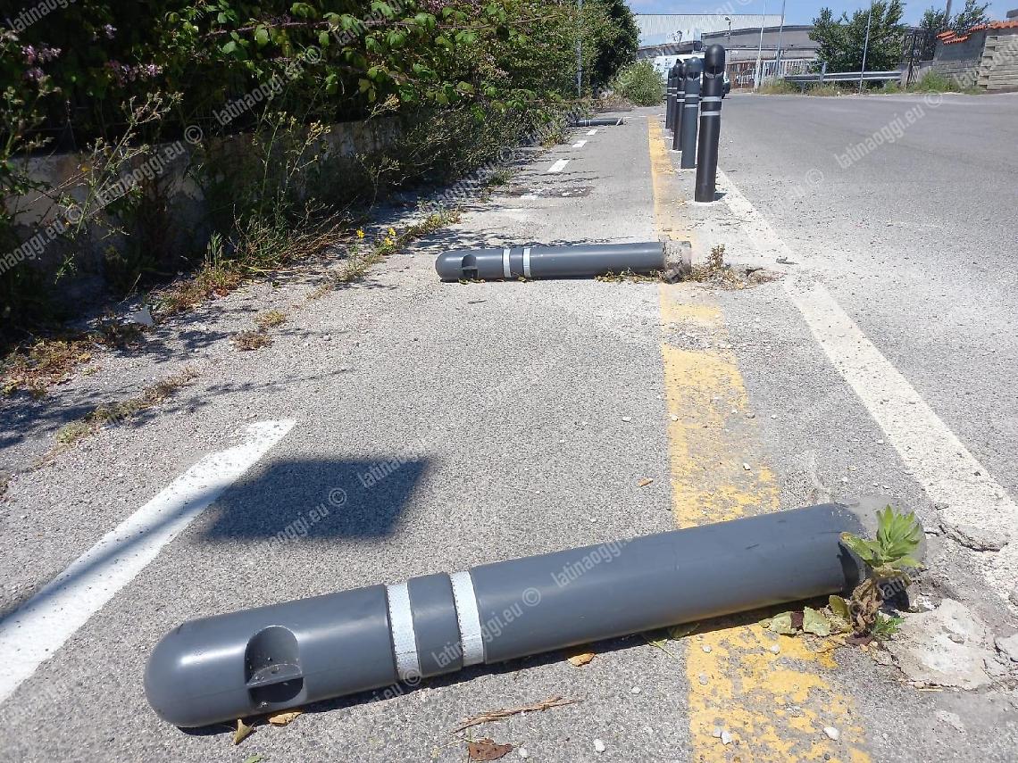 Vandali in via Cagliari, abbattuti i pali della pista ciclabile di Aprilia