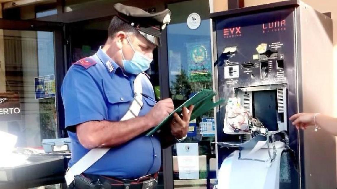 Assalta una gettoniera, denunciato un giovanissimo