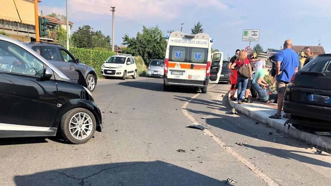 Incidente in via Carano tra due auto, una finisce sul marciapiedi