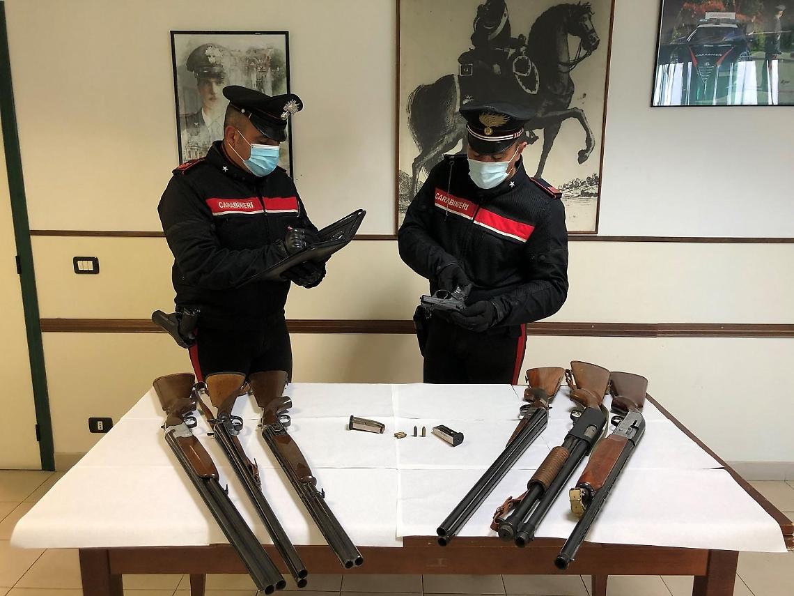 Accesa lite tra moglie e marito, ritiro cautelativo di una pistola e sei fucili