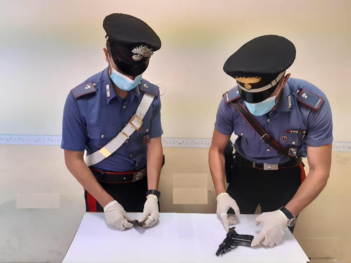 Spara due colpi di pistola contro un'abitazione: arrestato un 61enne