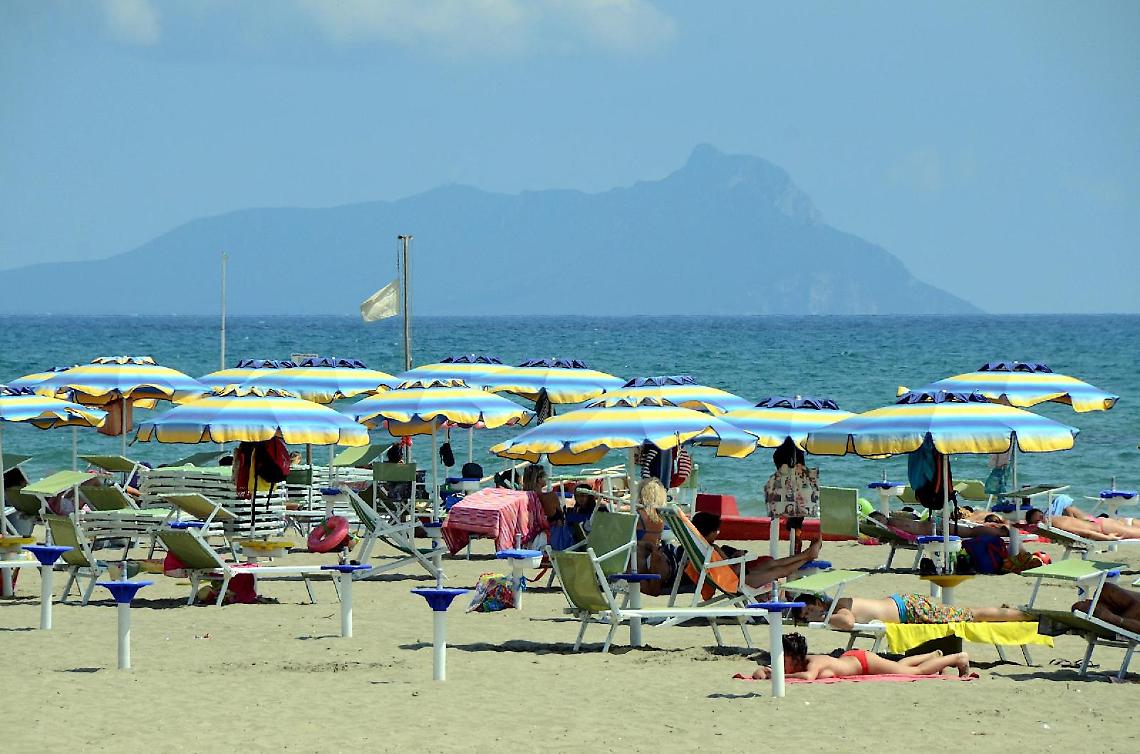 Il vaccino anti covid va al mare: iniezioni sul camper in otto tappe costiere