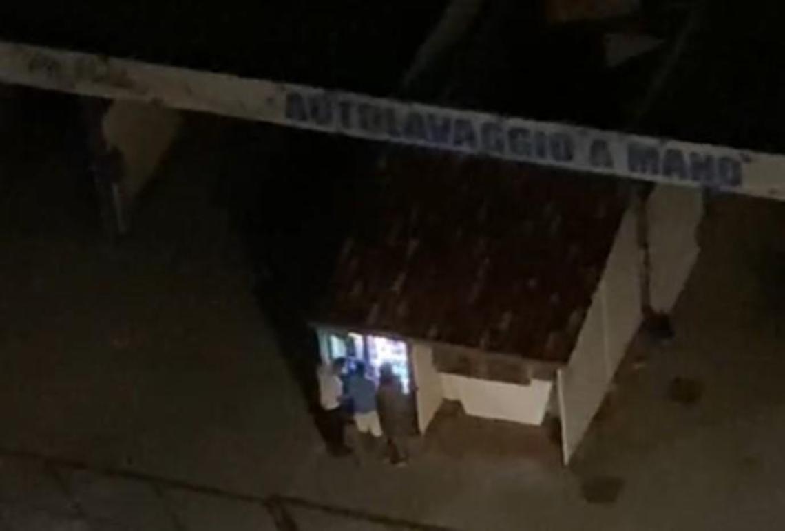 Tentano di rubare l'incasso di un autolavaggio ma i carabinieri li fermano
